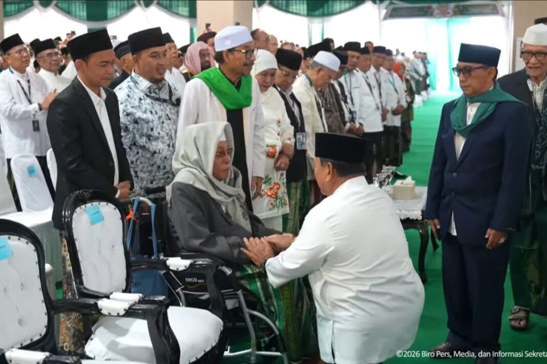 Presiden Prabowo Sungkem ke Kiai Nurul Huda saat Hadiri Muktamar NU di Jombang