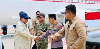Presiden Prabowo Subianto tinjau penanganan kebakaran hutan dan lahan (karhutla) di Pangkalan TNI AU Supadio, Kalimantan Barat, Sabtu (22/8/2026).