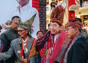 Gelar Sesepuh Raja-raja Timor Joko Widodo jadi Polemik! Penyematan Gelar Adat ke Jokowi Tuai Penolakan 1 TOLAK GELAR JOKOWI - Sejumlah organisasi gerakan mahasiswa (Ormawa) dan organisasi kepemudaan menolak keras pemberian gelar adat bagi Joko Widodo yang dinobatkan oleh para Raja di Pulau Timor pada Minggu (1/8/2026) kemarin. Berikut selengkapnya. OFFICIAL INSTAGRAM PSI/REPRO