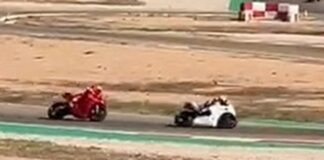SALING TIKUNG - Marc Marquez (belakang-merah) dan Veda Ega Pratama (putih-depan) terlibat aksi saling overtake dalam balapan latihan di Sirkuit Karting Aragon, Agustus 2026. Momen unik dan istimewa ini diabadikan di Instagram Honda Team Asia. OFFICIAL INSTAGRAM HONDA TEAM ASIA / REPRO