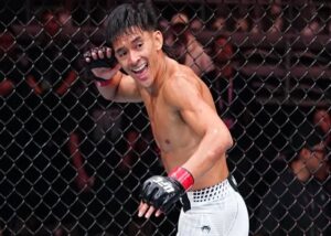 Sensasi Bilal Hasan! Atlet MMA Berdarah Indonesia Debut Manis di UFC, The IndoNinja KO Petarung Tak Terkalahkan Asal Peru Nilson Rojas 1 FIGHTER INDONESIA di UFC- Bilal Hasan jadi bintang baru ajang pertarungan seni beladiri campuran MMA di UFC! Petarung berdarah Indonesia berjuluk The IndoNinja itu resmi menangi debutnya dengan fighter asal Peru yang sebelumnya tak terkalahkan dengan rekor 9-1-0 lewat kemenangan KO dalam duel di UFC Shanghai, Sabtu (29/8/2026). OFFICIAL INSTAGRAM BILAL HASAN/REPRO