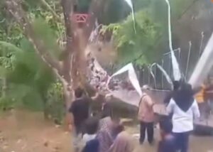 Viral Jembatan Gantung Pongpet Pangandaran Sepanjang 60 Meter Ambruk Saat Diresmikan Bupati dan Dandim 1 JEMBATAN RUBUH - Insiden menegangkan terjadi saat Bupati Pangandaran, Citra Pitriyami meresmikan Jembatan Gantung Pongpet pada Minggu (30/8/2026) kemarin. Jembatan tersebut rubuh saat Bupati hingga Dandim Dkk sedang berada di atas jembatan selepas proses peresmian. OFFICIAL X/REPRO