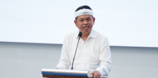 Dugaan Pungli Sopir Truk Rp1,7 Juta, Dedi Mulyadi Desak Pecat Oknum Dishub Bekasi Gubernur Jawa Barat Dedi Mulyadi meminta oknum Dinas Perhubungan Kota Bekasi yang diduga melakukan pungutan liar terhadap sopir truk diberhentikan secara tidak hormat apabila terbukti bersalah. Dugaan pungli mencuat setelah video permintaan uang hingga Rp1,7 juta viral di media sosial.