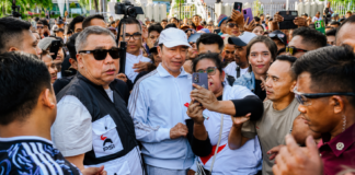 Presiden ke-7 RI Joko Widodo memberikan arahan kepada kader PSI saat Rakorda PSI Kota Kupang. Dalam kesempatan itu, Jokowi menyebut rumahnya di Solo sebagai tempat terakhir yang bisa didatangi kader jika persoalan masyarakat tidak dapat diselesaikan melalui mekanisme partai.