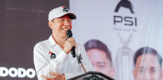 Rocky Gerung menyoroti safari politik Jokowi dan mengaitkannya dengan kemungkinan strategi jangka panjang untuk memperkuat modal politik Gibran menuju kursi Presiden RI.