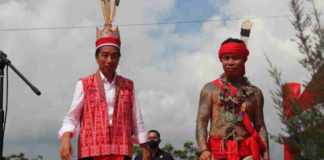Panglima Jilah, Pemimpin Besar TBBR, saat menemui Presiden ke-7 RI Joko Widodo di kediamannya di Solo, Senin (10/8/2026). Panglima Jilah datang menyampaikan undangan acara adat Bahau Bide Bahana Bangkule Rajakng yang dijadwalkan berlangsung pada 22 Agustus 2026.