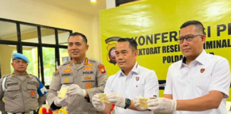 Siapa Oknum Anggota DPRD Sintang yang Ditangkap Bawa 3 Kg Emas Senilai Rp6,2 Miliar? Polda Kalimantan Barat mengamankan seorang oknum anggota DPRD Sintang berinisial MA setelah menemukan tiga keping emas dengan total berat lebih dari 3 kilogram yang diduga berasal dari aktivitas pertambangan ilegal.