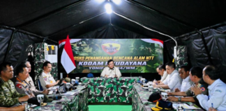 Presiden Prabowo Subianto menyalurkan bantuan Rp200 miliar untuk penanganan gempa NTT. Delapan kabupaten di Flores masing-masing menerima Rp20 miliar.