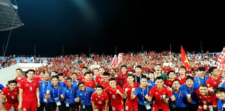 Timnas Vietnam merayakan keberhasilan mempertahankan gelar setelah bermain imbang 2-2 melawan Thailand pada leg kedua final Piala AFF 2026 di Stadion My Dinh, Hanoi.