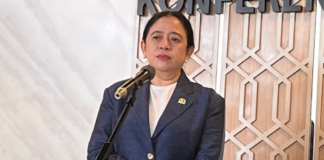 Ketua DPR RI Puan Maharani menjelaskan alasan tidak hadir dalam audiensi dengan massa Aliansi Masyarakat Pati Bersatu (AMPB) di kompleks parlemen, Jakarta, Kamis (27/8/2026). Puan menyebut dirinya bersama Wakil Ketua DPR Sari Yuliati sedang memimpin rapat paripurna.