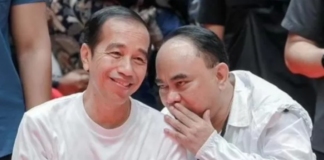 Ketua Umum Projo Budi Arie Setiadi, saat berbisik dengan Presiden ke-7 RI Joko Widodo atau Jokowi.
