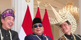 Presiden Prabowo Subianto duduk bersama Presiden ke-7 Joko Widodo dan Wakil Presiden Gibran Rakabuming Raka saat menyaksikan atraksi jet tempur dalam rangkaian HUT ke-81 Kemerdekaan RI di Istana Merdeka, Jakarta, Senin (17/8/2026).