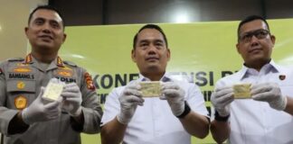 Oknum Anggota DPRD Sintang Ditangkap Bawa 3 Kg Emas Diduga dari Tambang Ilegal Polda Kalimantan Barat mengamankan tiga keping emas dengan total berat lebih dari 3 kilogram dari seorang oknum anggota DPRD Sintang berinisial MA. Emas tersebut diduga berasal dari aktivitas pertambangan ilegal dan ditaksir bernilai sekitar Rp6,2 miliar.