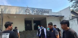Kematian Misterius Sutrimo: 27 Saksi Diperiksa, Polisi Tunggu Hasil DNA dan Forensik Penyidik Polda Metro Jaya terus mendalami kasus kematian Sutrimo dengan memeriksa 27 saksi dan menunggu hasil pemeriksaan forensik.