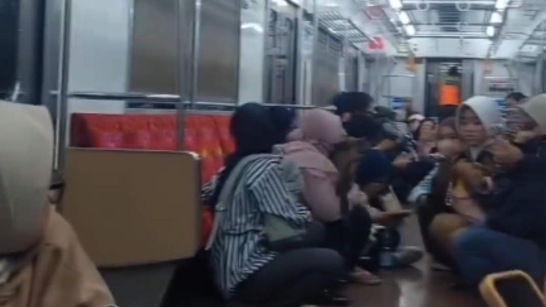 KRL Palmerah-Tanah Abang Diduga Dilempar Batu, Penumpang Sempat Panik