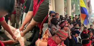 Makna Aksi Potong Babi yang Warnai Demonstrasi di DPRD Kalbar, Aliansi Sampaikan 7 Tuntutan Aksi pemotongan babi mewarnai demonstrasi Aliansi Masyarakat Kalimantan Barat Menggugat di Kantor DPRD Kalbar, Kamis (27/8/2026), sebagai bagian dari penyampaian aspirasi masyarakat.
