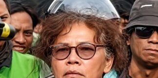 Siapa Sosok Melva Pardede? Wanita yang Protes Botok Cs Usai Demo di Gedung DPR RI Melva Maria Rosa Pardede tampil mengenakan atribut ojek online saat menyampaikan protes kepada massa Aliansi Masyarakat Pati Bersatu (AMPB) dalam aksi di depan Gedung DPR/MPR RI, Jakarta, 27 Agustus 2026.