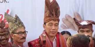 Presiden ke-7 RI Joko Widodo resmi dinobatkan sebagai Sesepuh Raja-Raja Timor oleh delapan raja yang memiliki wilayah kerajaan di Pulau Timor dalam prosesi adat di Kota Kupang, Nusa Tenggara Timur.