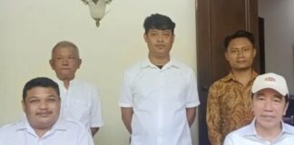 Achmad Hidayat dipecat PDIP setelah berkunjung ke kediaman Jokowi dan menyuarakan rehabilitasi status Jokowi sebagai kader partai.