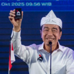 Jokowi menjawab pertanyaan mengenai alasan baru memperlihatkan KTA PSI kepada publik dalam agenda konsolidasi partai di Kabupaten Bekasi.