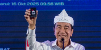 Jokowi menjawab pertanyaan mengenai alasan baru memperlihatkan KTA PSI kepada publik dalam agenda konsolidasi partai di Kabupaten Bekasi.
