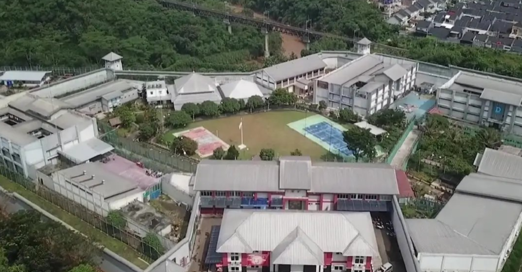 5. Petugas Lapas Cibinong mengeluarkan barang-barang dari bangunan yang menjadi objek pemeriksaan Komisi XIII DPR RI menjelang rencana pembongkaran pada Rabu (30/9/2026).
