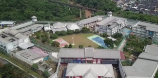 Terungkap! Komisi XIII DPR Temukan Miras di Lapas Cibinong, Desak 10 Bangunan Mewah Dibongkar 5. Petugas Lapas Cibinong mengeluarkan barang-barang dari bangunan yang menjadi objek pemeriksaan Komisi XIII DPR RI menjelang rencana pembongkaran pada Rabu (30/9/2026).