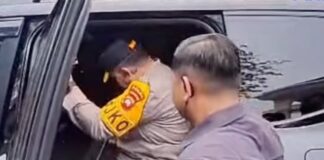 KAPOLDA KALBAR - Kepala Kepolisian Daerah Kalimantan Barat, Alberd Teddy Benhard Sianipar saat diwawancarai awak media terkait Karhutla di Kalbar, Jumat (11/9/2026). Ia tak memberikan keterangan dan memilih masuk mobil saat ditanyai terkait penetapan tersangka Karhutla. OFFICIAL INSTAGRAM AKSARALOKA/REPRO