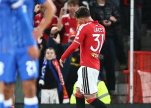 KEKALAHAN MEMALUKAN - Pemain Manchester United (Merah) dan Brighton and Hove Albion berduel dalam laga terbaru Piala Liga Inggris EFL Carabao Cup 2026, Kamis (17/9/2026) dini hari tadi. Skuad Setan Merah telan kekalahan di hadapan pendukung sendiri yang memenuhi Old Trafford Stadium dan dipastikan tersingkir! OFFICIAL INSTAGRAM CARABAO CUP 2026/REPRO