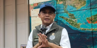 VIRAL! Raja Juli Antoni Sebut Asap Karhutla “Enggak Ada KTP”, Singgung Malaysia Ucapan Menhut Raja Juli Antoni soal asap karhutla yang “enggak ada KTP” menjadi viral. Ia menyinggung potensi kabut asap lintas batas Indonesia-Malaysia.