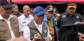 Raja Juli Antoni kembali enggan menjawab soal dugaan selisih 2.000 dolar Singapura dalam kasus Suhardiman Amby dan memilih fokus pada karhutla.