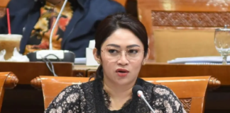 Anggota DPR RI Eva Stevany Rataba menuai sorotan setelah namanya tercatat dalam desil 4 DTSEN di Toraja Utara.