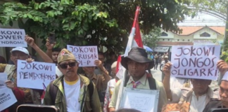 Rumah Jokowi Didemo Belasan Massa ARIB, Protes Pernyataan Budi Arie Belasan massa ARIB mendatangi dan menyampaikan protes di depan kediaman Joko Widodo di Sumber, Solo, Kamis (10/9/2026).