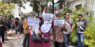 Massa ARIB membawa sejumlah poster kritik terhadap Jokowi dalam aksi di sekitar kediaman Jokowi di Solo, Kamis (10/9/2026).