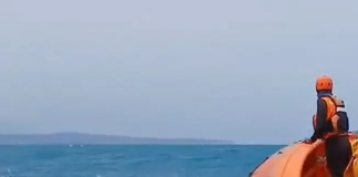 Tim SAR melakukan pencarian lima jurnalis dan tiga kru speedboat yang hilang kontak di perairan Selat Sunda, Senin (14/9/2026).