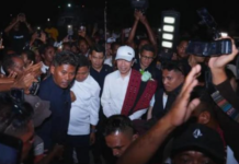 Penyintas Gempa Palue Keluhkan Air Bersih, Jokowi: Saya Enggak Bisa Apa-apa Presiden ke-7 RI Joko Widodo bertemu penyintas gempa di Pulau Palue, Kabupaten Sikka, NTT, Rabu (16/9/2026).