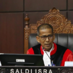 Hakim MK Saldi Isra mempertanyakan KPU terkait proses verifikasi syarat pendidikan Gibran Rakabuming Raka dalam sidang PHPU Pilpres 2024, Rabu (23/9/2026).