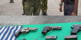 Senjata api diserahkan kepada Pangkoops TNI Habema sebagai bagian dari proses reintegrasi empat anggota OPM di Puncak Jaya.
