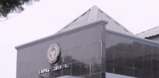 Terungkap! 5 Pejabat Lapas Cibinong Dinonaktifkan Usai Temuan Fasilitas Mewah Lima pejabat struktural Lapas Cibinong dinonaktifkan Kementerian Imipas untuk menjalani pemeriksaan terkait temuan Ombudsman.