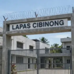 Dirjen PAS Mashudi menjelaskan foto Jimmy Masrin yang ditemukan di klaster mewah Lapas Cibinong. Foto disebut barang yang diamankan dari hasil razia.