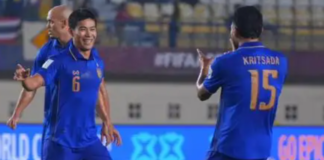 Timnas Thailand memastikan tiket ke final FIFA ASEAN Cup 2026 setelah menaklukkan Vietnam dengan skor 2-0 pada matchday kedua Grup B di Stadion Si Jalak Harupat, Soreang, Kabupaten Bandung, Selasa (29/9/2026) malam. Dua gol kemenangan Thailand dicetak Sarach Yooyen pada babak pertama dan Chaiyaphon Otton pada masa injury time. Hasil ini sekaligus mengakhiri perlawanan Vietnam yang tampil dominan dalam penguasaan bola, tetapi kesulitan menembus pertahanan solid Gajah Perang. Vietnam yang mengenakan kostum putih-putih langsung mengambil inisiatif serangan sejak awal pertandingan. Sementara itu, Thailand memilih bermain lebih sabar dan menunggu kesempatan untuk melancarkan serangan balik. Strategi tersebut membuahkan hasil. Thailand berhasil membuka keunggulan melalui tendangan keras Sarach Yooyen dari luar kotak penalti yang mengarah tepat ke gawang Vietnam. Sarach Yooyen Buka Keunggulan Thailand Setelah unggul 1-0, Thailand semakin percaya diri mengembangkan permainan. Dengan dukungan pemain berpengalaman seperti Manuel Bihr, Supachai Chaided, dan Chanathip Songkrasin, tim asuhan Anthony Hudson mampu menjaga keseimbangan antara pertahanan dan serangan. Thailand tidak terburu-buru membangun serangan. Mereka lebih mengutamakan ketepatan dalam memanfaatkan ruang dan menunggu celah di pertahanan lawan. Di sisi lain, Vietnam terus berusaha menguasai jalannya pertandingan. The Golden Stars Warriors beberapa kali membangun serangan, tetapi rapatnya barisan pertahanan Thailand membuat peluang mereka belum menghasilkan gol. Hingga wasit meniup peluit tanda berakhirnya babak pertama, skor tetap 1-0 untuk keunggulan Thailand. Vietnam Gagal Membongkar Pertahanan Gajah Perang Memasuki babak kedua, Vietnam meningkatkan intensitas serangan. Pelatih Kim Sang Sik memasukkan Do Hoang Hen, Williams Minh Hoang, dan Nguyen Hoang Duc untuk menambah daya gedor timnya. Pergantian tersebut membuat Vietnam semakin aktif menekan pertahanan Thailand. Namun, hingga menit ke-70, belum ada gol penyeimbang yang berhasil diciptakan. Vietnam terus mencari celah, tetapi belum menemukan cara efektif untuk menembus organisasi pertahanan yang dibangun Anthony Hudson. Situasi semakin sulit bagi Vietnam setelah lini depan mereka kehilangan sejumlah opsi serangan. Absennya Nguyen Xuan Son akibat cedera membuat variasi serangan berkurang, sedangkan Nguyen Dinh Bac mendapat pengawalan ketat sehingga tidak leluasa memperoleh ruang tembak. Thailand Kunci Kemenangan pada Injury Time Memasuki 15 menit terakhir pertandingan, Thailand mengubah pendekatan permainan dengan lebih berani menguasai bola dan membangun serangan. Sejumlah peluang berhasil diciptakan, sementara pertahanan Vietnam mulai menghadapi tekanan yang semakin besar. Vietnam tetap berusaha mengejar ketertinggalan hingga memasuki masa tambahan waktu. Namun, upaya tersebut justru berujung pada gol kedua Thailand. Chaiyaphon Otton mencetak gol pada menit ke-90+3 sekaligus memastikan kemenangan 2-0 bagi Gajah Perang. Hasil tersebut mengantarkan Thailand melaju ke final FIFA ASEAN Cup 2026. Sementara itu, Vietnam harus menerima kekalahan setelah gagal memaksimalkan dominasi permainan dan sejumlah peluang yang diperoleh sepanjang pertandingan. Susunan Pemain Thailand vs Vietnam Thailand: Saranon Anuin (PG); Nattaping Sayriya, Manuel Bihr, Kritsada Kaman; Sarach Yooyen, Peeradol Chamrasamee, Nicholas Mickleson, Suphanan Bureerat; Kakana Khamyok, Supachai Chaided, Chanathip Songkrasin. Vietnam: Le Giang Patrick (PG); Le Ngoc Bao, Nguyen Adou Leygley Minh, Bui Hoang Viet Anh; Cao Pendant Quang Vinh, Le Pham Thanh Long, Vo Hoang Minh Khoa, Phan Tuan Tai; Nguyen Tai Loc, Nguyen Dinh Bac, Truong Tien Anh.