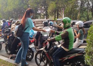 Relawan Karib AHY Sobat HMP Bagikan Masker dan Air Mineral Untuk Masyarakat di Pontianak 1 BAGIKAN MASKER - Relawan Karib AHY Sobat HMP Bagikan Masker dan Air Mineral Untuk Masyarakat di sejumlah titik kota Pontianak, September 2026.