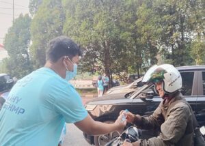 BAGIKAN MASKER - Relawan Karib AHY Sobat HMP Bagikan Masker dan Air Mineral Untuk Masyarakat di sejumlah titik kota Pontianak, September 2026.
