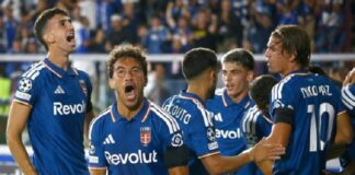 Como 1907 merayakan kemenangan 4-1 atas RB Leipzig pada matchday pertama Liga Champions 2026/2027.
