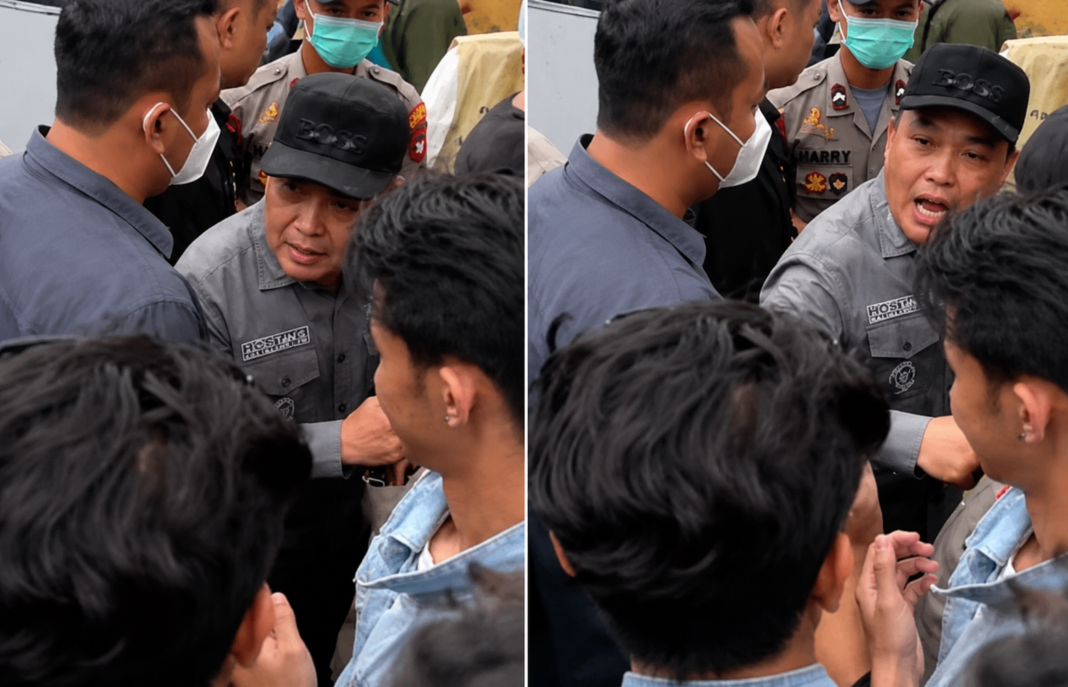 Gubernur Kalimantan Barat Ria Norsan terlibat adu argumen dengan mahasiswa saat aksi menuntut penanganan karhutla di Bundaran Bandara Supadio, Kubu Raya, Kamis (3/9/2026).