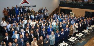 Ketua Umum Partai Demokrat Agus Harimurti Yudhoyono (AHY) saat membuka Sarasehan HUT ke-25 Partai Demokrat di Jakarta. AHY menegaskan posisi politik partai dapat berubah, tetapi komitmen terhadap demokrasi harus tetap terjaga.