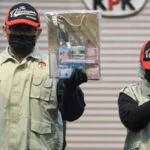 Barang bukti OTT KPK di BNPB: KPK menyita uang tunai sekitar Rp1,4 miliar dan logam mulia emas dalam operasi tangkap tangan di lingkungan BNPB, Selasa (13/10/2026).