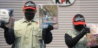 Barang bukti OTT KPK di BNPB: KPK menyita uang tunai sekitar Rp1,4 miliar dan logam mulia emas dalam operasi tangkap tangan di lingkungan BNPB, Selasa (13/10/2026).