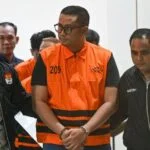 KPK mengungkap rangkaian dugaan korupsi yang menjerat Bupati Klaten Hamenang Wajar Ismoyo. Perkara mencakup dugaan suap audit BPK, penerimaan kontraktor, setoran instansi daerah, dan uang Rp934 juta yang ditemukan dalam tong biru.