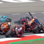 Red Flag MotoGP Langsung Berkibar di Lap Pertama Race Moto2 Mandalika 2026! Pembalap Saling Seruduk di Tikungan Pertama RED FLAG MOTOGP - Bendera Red Flag MotoGP langsung berkibar di lap awal race Moto2 Mandalika 2026 hari ini, Minggu (11/10/2026). Balapan di kelas Moto2 yang digelar di Sirkuit Mandalika Indonesia itu akhirnya dimenangkan Izan Guevara yang didampingi Daniel Holgado naik podium dari hasil MotoGP hari ini. OFFICIAL INSTAGRAM MOTOGP/REPRO
